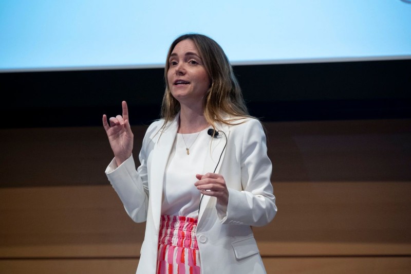 A speaker at the Postdoc slam