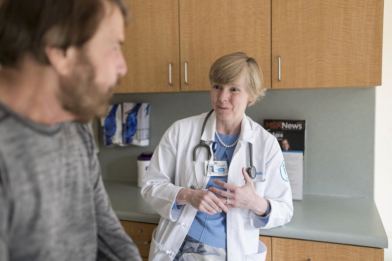 Medical oncologist Eileen O’Reilly speaks to patient.